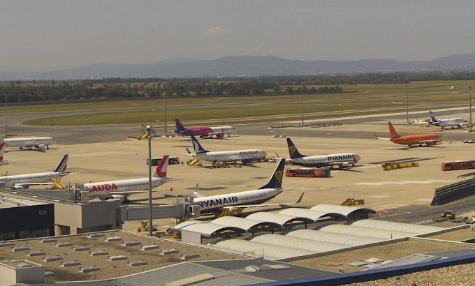 Vienna International Airport (VIE/LOWW) Live Webcam showing real-time aircraft operations, terminal activities, and runway movements at Austria's largest airport